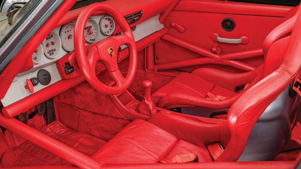 Το εσωτερικό έχει δερμάτινες επενδύσεις Can Can Red, ενώ τα πάνελ των θυρών είναι στο χρώμα του αμαξώματος. Κανονικά η Carrera RSR 3.8 ήταν μια γυμνή Porsche για την πίστα, αλλά αυτή είναι η μία από τ